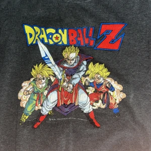 DRAGON BALL Z top - liten dragon ball z top/tröja. grå. Retro stil men inte mycket mer o skriva. 160kr 0734233312
