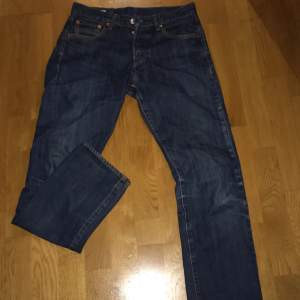 Hej, säljer ett par vintage Levis 501 jeans. Väldigt snygga och bekväma. En äldre modell. Skriv vid frågor!