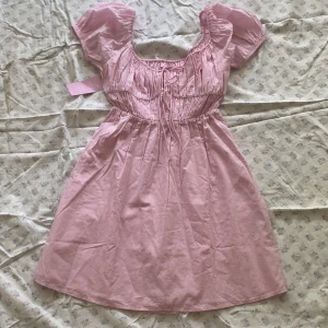 Rosa Babydoll dress - Såå söt men passade inte mig :( Från biancas kollektion med Nelly. Helt ny, den är storlek M men den va lite stor på mig sov vanligtvis ha de. Köp nu går bra❤️