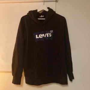 Levi hoodis - Knappt använd, inte min stil. Välskött, rök och djurfritt hem. Kom med bud. 