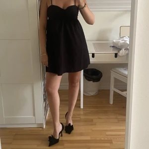 Tunn svart klänning  - Jättefin tunn svart klänning från HM med justerbara band 