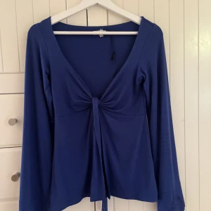 Jöttefin blus! - Säljer en jätte fin blå blus! Perfekt till sommaren, säljer pågrund av att den är för liten. Använd 1 gång!