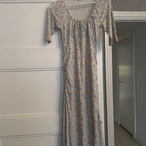 Samsoe Samsoe klänning - nyskick - En samsoe klänning i storlek Small. Använd en gång i bara någon timme - och säljer pga. att den var för liten. Jättefin klänning och underbart yummy skönt material🫶🏼