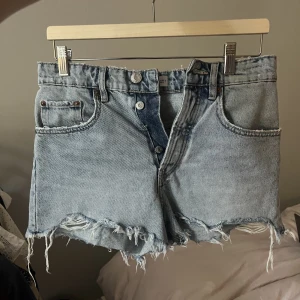Snygga shorts - Snygga shorts från zara!💓💓Tror inte just denna modell finns kvar längre🥰🥰Jättesnygg tvätt, aldrig använda, utan endast testade, så i nyskick