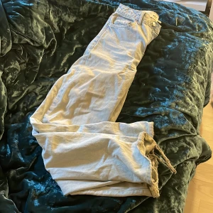 Jeans - Jeans från lager157 har några slitningar nertill,går just under mina fötter då jag är 164cm lång 