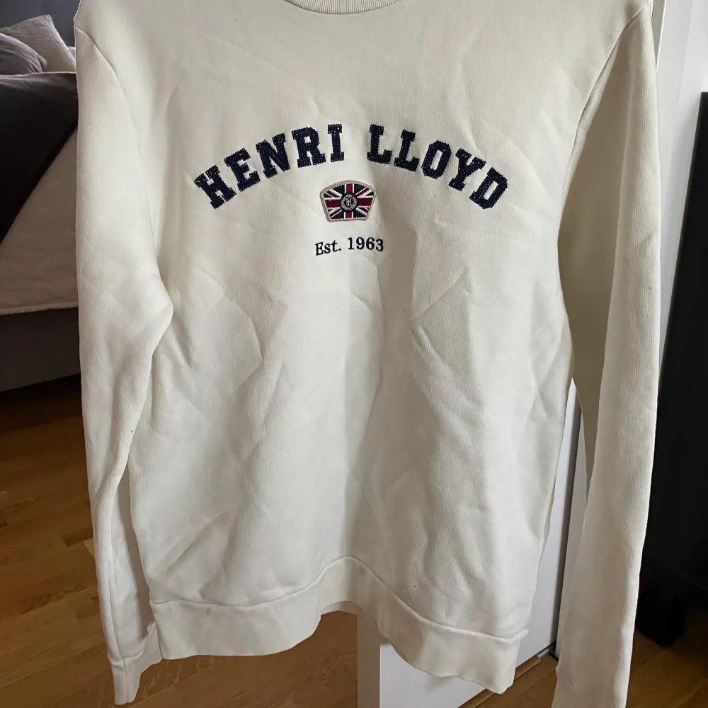 Äkta Henri Lloyd tröja som legat i garderoben ett bra tag. Säljes då den inte kommer till användning och är för liten!. Hoodies.