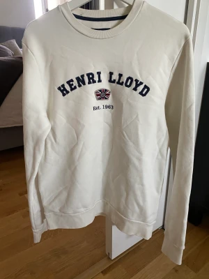 Henri Lloyd tröja - Äkta Henri Lloyd tröja som legat i garderoben ett bra tag. Säljes då den inte kommer till användning och är för liten!