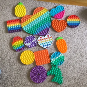 15 popits som jag säljer för 500kr har inte använt dom så mycket och är i bra Skick. - Dem finns i olika former och storlekar. Dom är sköna trycka på. 