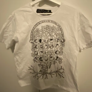 Corvidae x mori velle t-shirt - Säljer tröjan på grund av att den är för liten, knappt använd. Möts upp i stockholm, kontant. Pris kan diskuteras