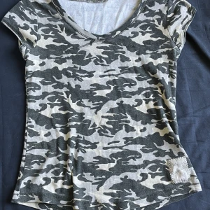 T-shirt  - Säljer denna fina tröjan då den är lite för liten för mig. Den är i väldigt bra skick. För mer bilder eller frågor skriv privat💕