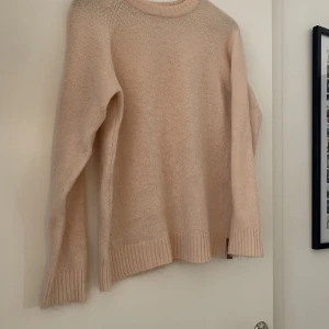 Stickad tröja - Kan gå ner i pris vid snabb affär  Ljus rosa stickad tröja( ser inte lika smutsrosa ut i verkligheten) Lite nopprig men man märker knappt Säljer för att jag inte använder den, 