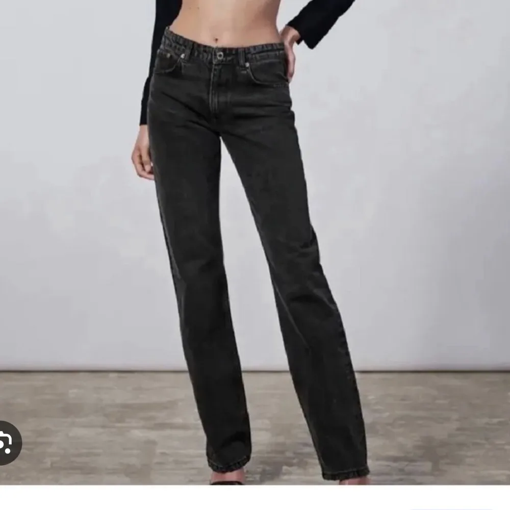 Svarta mid rise jeans i storlek 38! . Jeans & Byxor.