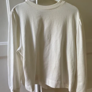 Vit tröja från lager 157 i storlek s - Säljer en vit tröja från lager 157 i storlek s, säljer på grund av att jag inte använder den, tröjan har en liten fläck på magen men tvättar den innan den skickas. Köparen står för frakt!
