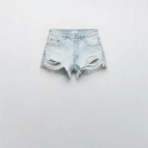 Säljer dessa helt oanvända shorts från zara med prislapp kvar. Kom privat för fler bilder! Köpt för 329!