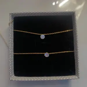 Ett väldigt fint set ifrån Edblad som innehåller ett armband & ett halsband i guld 💘Helt oanvänt för jag är mer av en silver person💗