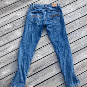 Nudie jeans Gritty Jackson köpta på NK Göteborg för drygt för ett halvår sen men använda två gånger då de var lite för stora i midjan. Nypris 1500