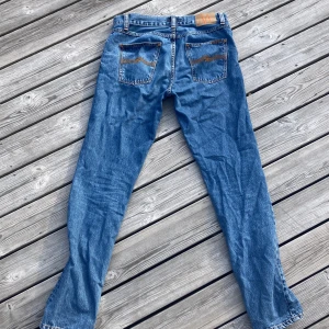 Nudie Jeans - Nudie jeans Gritty Jackson köpta på NK Göteborg för drygt för ett halvår sen men använda två gånger då de var lite för stora i midjan. Nypris 1500