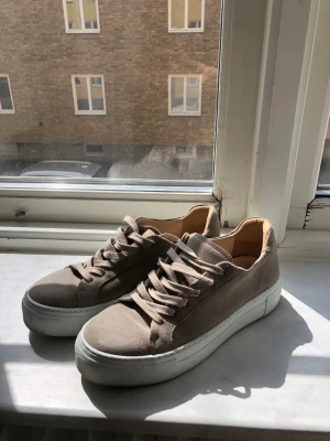 Sneakers Rizzo - Sneakers från Rizzo i brun/beige mocka Storlek 38🤍kan mötas upp annars tillkommer frakt