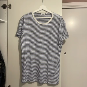 Randig Linnetröja - Använd men inga fel.