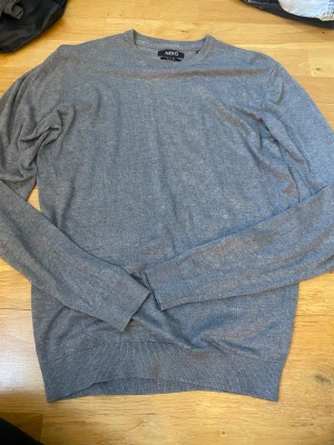 Stickad tröja  - Stickad mörk grå tröja, aldrig använt. Storlek M. Ganska smal i modellen så skulle säga att den passar bra som en S   