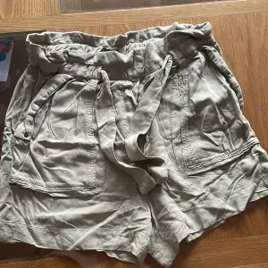 Shorts från ginatricot i storlek 36, är sköna och sitter ”löst”. Går att justera i midjan då den har ett band