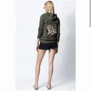 Grön zadig hoodie  - Säljer min gröna Cashmere hoodie från zadig med zip! Jättebra skick, kan skicka egna bilder❤️