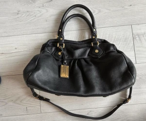 Marc jacobs - Säljer nu denna trendiga väska från marc jacobs. Tror modellen är Classic Q men kommer inte ihåg helt. Den är i väldigt bra skick, nypris runt 5000kr. Pris kan diskuteras vid snabb affär💕