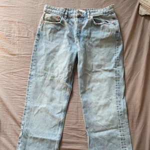 Zara Jeans i strl 42 - Dessa zara jeansen är så fina. 💖De är midwaist och raka i benen. Jag säljer dom eftersom dom är lite för små. De är endast använda vid prövning men känner att det inte är någon idé att hålla på dem längre!