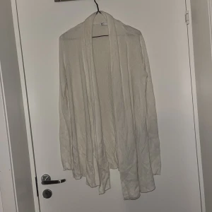 Vit cardigan  - Fin mjuk cardigan, använd men i fint skick. 