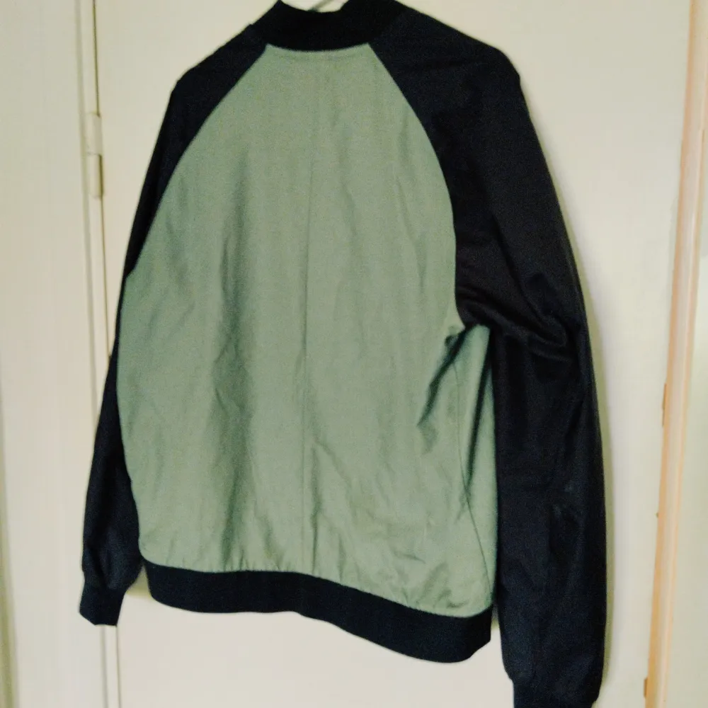 Olivgrön / svart bomberjacka från Nike i strl L. Använd vid fåtal tillfällen och i absolut nyskick! Nypris 1400kr, säljes för 350kr Billigare vid snabb affär 🤗 Finns i Solna för upphämtning eller skickas mot att köparen betalar frakt. . Takit.