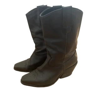 Cowboy boots - Cowboy boots i storlek 39. Nypris 1500kr.