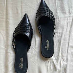 Vintage sandals/platforms - Vintage sandaler med en liten klack, Svarta I fake läder och helt nya!