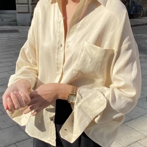 Djerf avenue skjorta - Säljer min ”oyster on the go” skjorta då den inte har kommit till  användning för mig. Den är slutsåld på hemsidan och kostade från början ca 1600 kr. Den är använd men i bra skick, kan skicka egna bilder på skjortan vid frågor om det 🤗