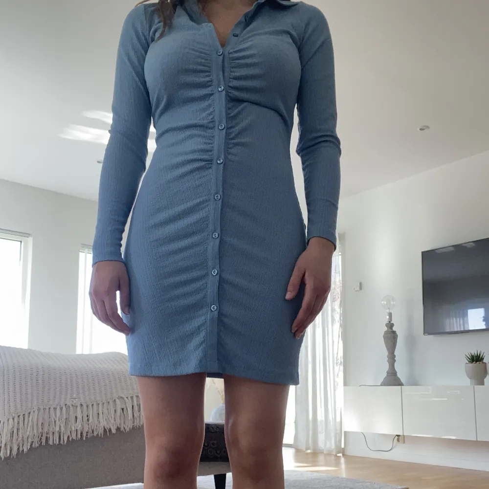 Jättefin blå klänning köpt på vero Moda. Klänningen är i väldigt bra skick och är i storlek s.. Klänningar.