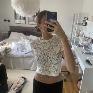 Vit spets tröja  - Mycket fin kortärmad spetsig topp från zara i väldigt bra skick. 🌸Storlek S. Snygg till sommaren!