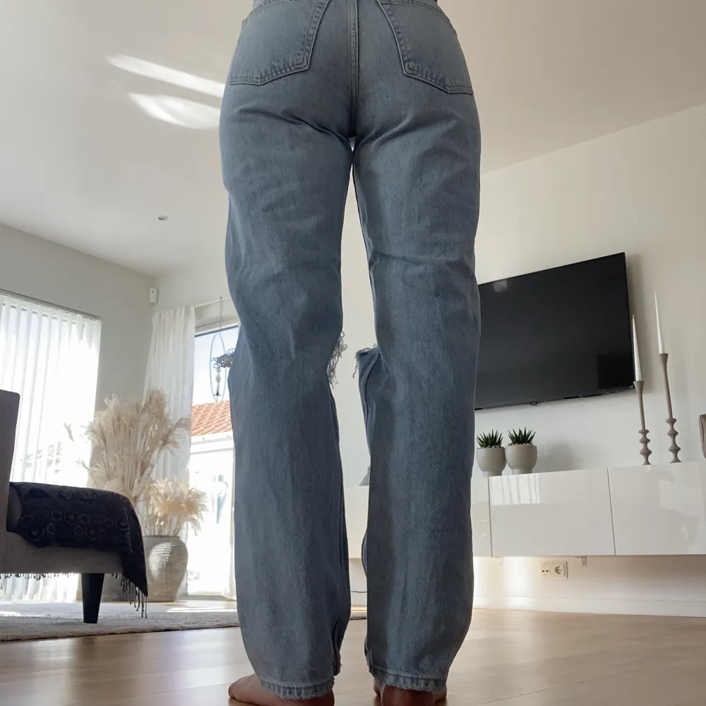 Blåa jeans från Gina tricot i storlek 34.. Jeans & Byxor.
