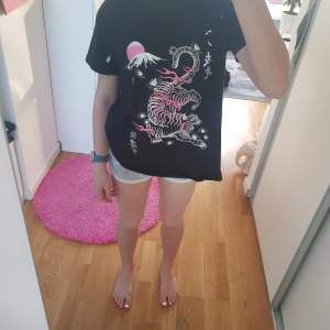 Black oversized t-shirt with a pretty white and pink tiger with flames! 
