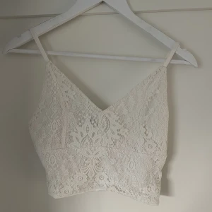 Topp från bikbok - Säljer denna söta topp från bikbok! Köparen står för frakt!💕skriv för fler bilder!