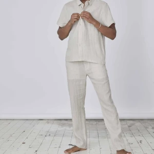 Linne byxor - Hej säljer ett par Linne byxor från Skagen clothing, dom är perfekta i formen men tyvär va dom lite för små för mig. Skulle passa dig som är 185. De är köpta för 800 och är helt nya 