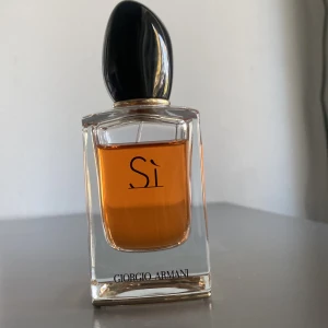 Riktig Sí Armani parfym🧡 - Sì Eau de Parfum Intense 50ml🧡 lite använd men inte mer än en 6e del, sälj pga inte mkt användning! Nypris 1060, jag lägger start pris på 780!!❤️ köpare står för frakt och post står för sånt krångel🧡