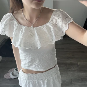 Zara topp - Säljer denna så söta vita toppen från Zara som är perfekt nu till sommaren ❤️ jättefint skick och endast använd några få gånger! Frakt 43 kr postnord blå påse