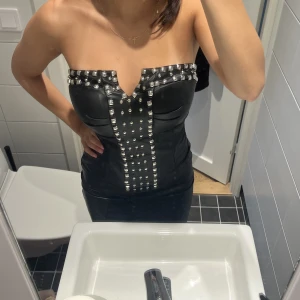 Klänning - Säljer denna klänning endast testad men har legat i garderoben jätte länge med prislapp kvar💕 det står att det är storlek 32/34 men tror det mera är 34/36 för det är typ förstor för mig och jag har vanligtvis 34❤️ skriv om ni vill ha mera bilder fejk läder