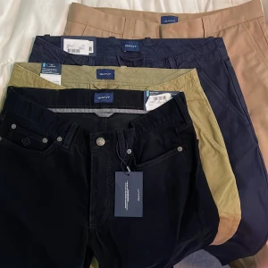 Gant chinos, Hollister skjorta o annat - Hej jag har några kläder som är för små som jag köpte från en tillfällig gant pop up affär i barkarby outlet. Finns andra kläder som jag också vill bli av med om man vill köpa. Gant chinos från Gant brukar kosta runt 1000kr