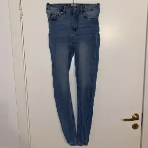 Ett par jeans i storlek XXS.