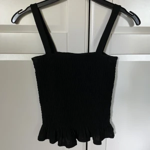 Linne med volang - jättefint ribbat linne, volang nertill 🖤🖤