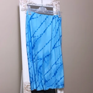 Y2K midi kjol ✨ 🌊 💙 - Så somrig Y2K kjol aldrig använd! Påminner om klarblå havsvatten 😍✨💙🌊☀️