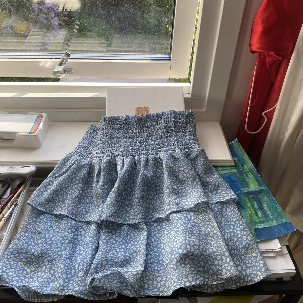 Säljer min älskade favvo kjol. Denna är verkligen en av dem finaste kjolarna jag ägt. Så fin och även så somrig. Men behöver tyvärr rensa ut den. Är i super bra skick, som ny. Köpte på Zalando för 450kr. Säljer för 250kr, men diskuterbart❤️. Kjolar.