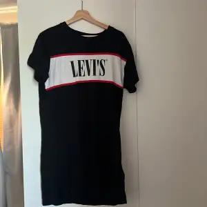 Jätte skön t-shirt klänning från Levi’s. Sparsamt använd! 
