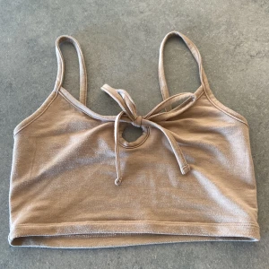 Söt topp - Söt topp från bikbok. Säljer för jag inte använder den💗 Skriv för mer bilder🥰