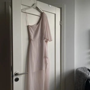 Klänning - Otroligt vacker klänning med lappen kvar!💗 Kan has på bal, fest, dop, bröllop, all around klänning, sagolikt med tyget. Är tyvärr för liten för mig. Diskutera gärna pris med mig!